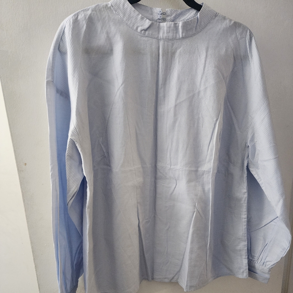 NWT BLOUSE SIZE 14 ZIPPER IN BACK WITH TWO SMALL BUTTONS AT TOP BY H&M